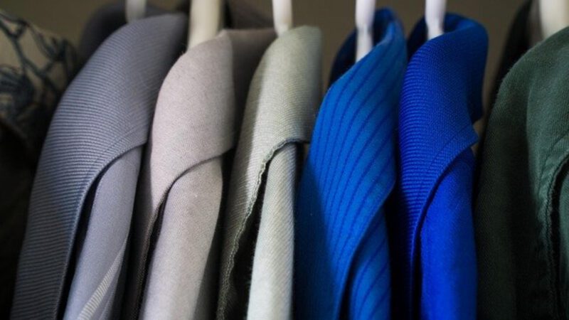 Minimalizm w szafie, czyli jak stworzyć garderobę idealną