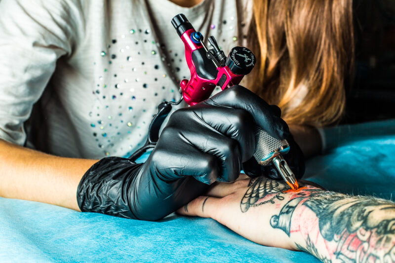 Czym można dbać o tatuaż?