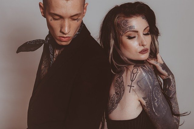 Tatuaż na twarzy – moda zyskująca popularność