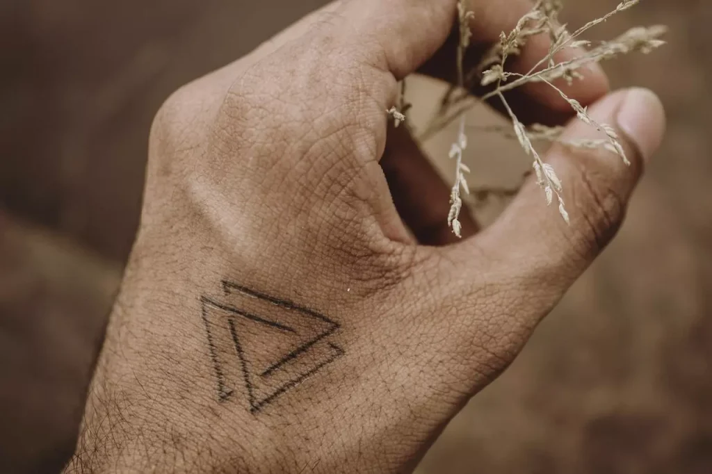 tatuaż trójkąt symbolika